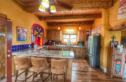 Taos House | Casa De Cuentos-Spectacular Views-Charming and Cozy.