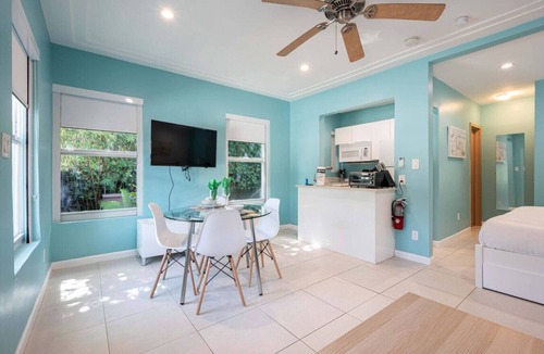 Hollywood South Central Beach Cabin | Casa Del Mar Deluxe Studio # 2