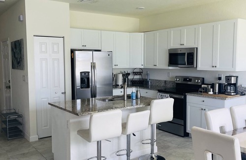 Miami Lakes House | Casa moderna con vista al lago, ubicacion central