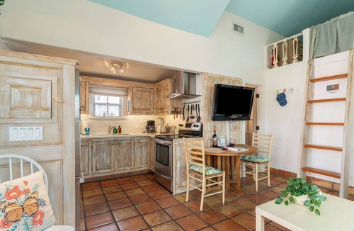 Uptown - Upper Duval Cottage | Casita de Catherine by Avantstay 1 Block to Duval St w/Hot Tub!