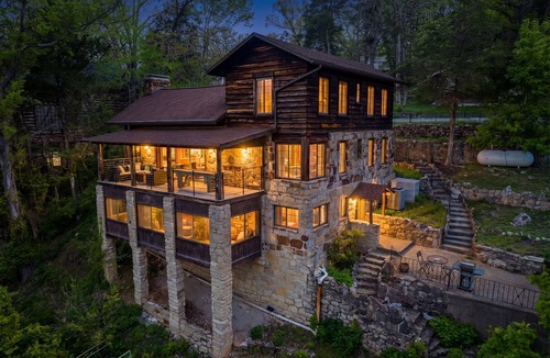 Forsyth Ski Chalet | Castle Vibes w/Fire table and Spectacular Views