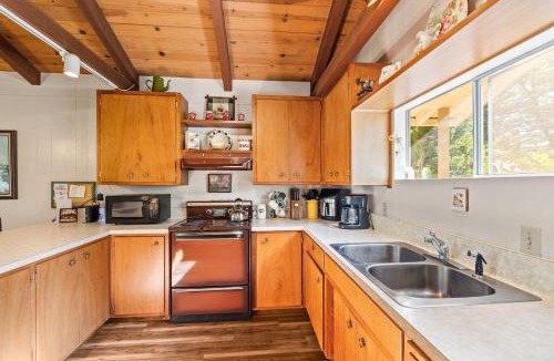 Almont House | Cedar Pine Cottage Relaxing Cozy 2BR Cabin