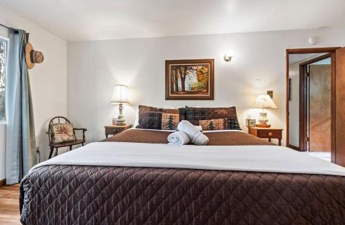 Almont House | Cedar Pine Cottage Relaxing Cozy 2BR Cabin