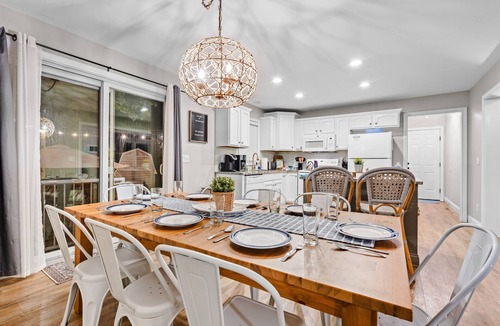 Huron House | Cedar Point/Kalahari/Sports Force/Hot tub/Firepit/EV/Pets/Beach/Fireplace/Park