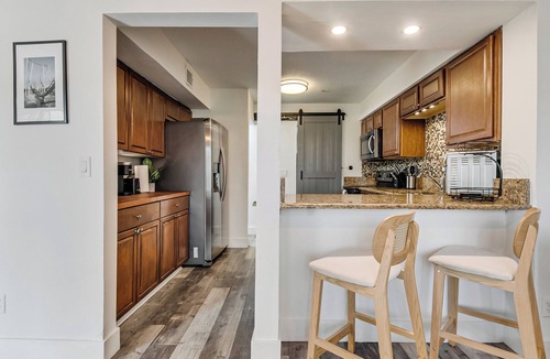 Florida Center North House | CENTRAL LOCATION & Lakefront views!-Orlando townhome in hidden quiet community