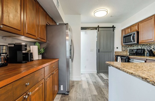 Florida Center North House | CENTRAL LOCATION & Lakefront views!-Orlando townhome in hidden quiet community