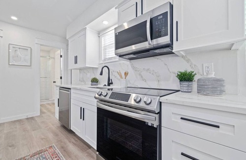Ilexhurst House | Central location|Walk to beach, trolley stop