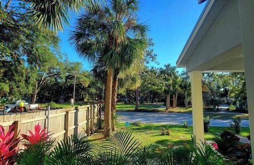 Bayou Oaks House | Central, Spacious and Stylish 2BD, 2BTH Home and Garden, Stylish 2BD 2BTH on The Cultural Coast