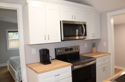 Holiday House | Charming 1-bedroom house with AC, WiFi in enchanting Tarpon Springs