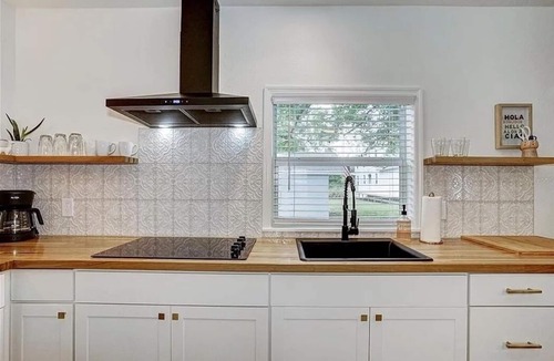 Dunedin Cottage | Charming 1 bedroom carriage house Downtown Dunedin- can walk to everything!