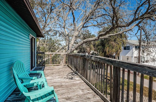 Indian Rocks Beach Apartment | Charming 2 bedroom Beach suite with large private deck