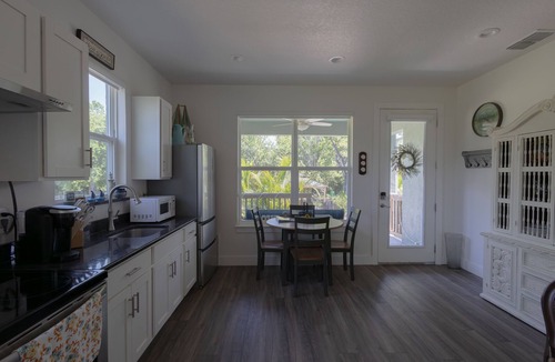 New Smyrna Beach Cottage | Charming 2-bedroom cottage with a farm-feel, 10 min from the beach!