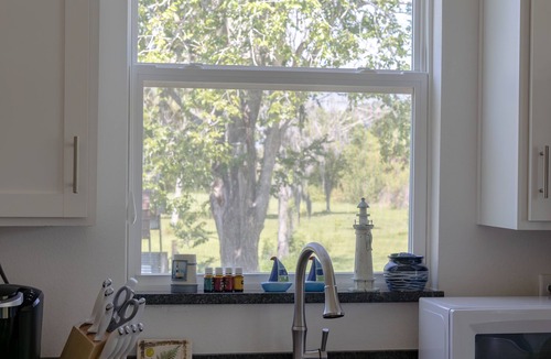 New Smyrna Beach Cottage | Charming 2-bedroom cottage with a farm-feel, 10 min from the beach!