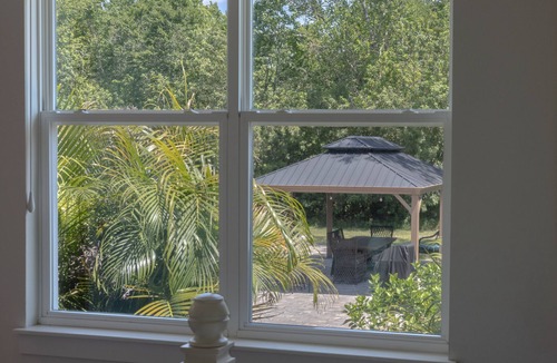 New Smyrna Beach Cottage | Charming 2-bedroom cottage with a farm-feel, 10 min from the beach!