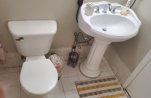 Tamiami Bed & Breakfast | Charming 2-bedroom bed & breakfast in fabulous Miami with AC.