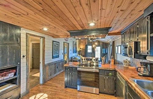 Blue Ridge Cottage | Charming 2-bedroom cottage in brilliant Blue Ridge with hot tub, patio, fire pit