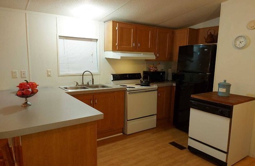 Belleview Cottage | Charming 2-bedroom cottage in delightful Belleview with WiFi, AC