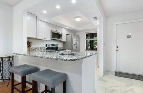 Venice Condo | Charming 2-bedroom condo with AC, WiFi, in Venice, 2 miles from Venice Island.