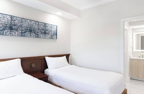 Florida Center Resort | Charming 2-bedroom resort with AC, WiFi in delightful Orlando