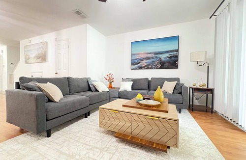 Southside House | Charming 2-bedroom townhome with AC, WiFi in lovely Jacksonville