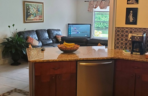 Laurel House | Charming 2-beds house on the lake. Pool and large patio. Close to the beaches.