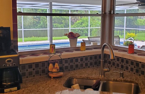 Laurel House | Charming 2-beds house on the lake. Pool and large patio. Close to the beaches.