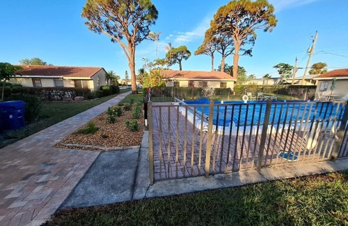 Gulf Gate Estates House | Charming 2bd 2ba, very green, 3 min drive to SiestaKey, 55+community, nice pool.