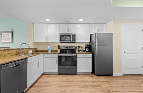 Treasure Island Condo | Charming 2BR Condo: Balcony Beach Views & Pool