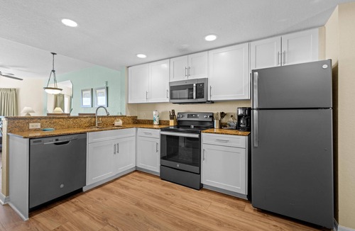 Treasure Island Condo | Charming 2BR Condo: Balcony Beach Views & Pool