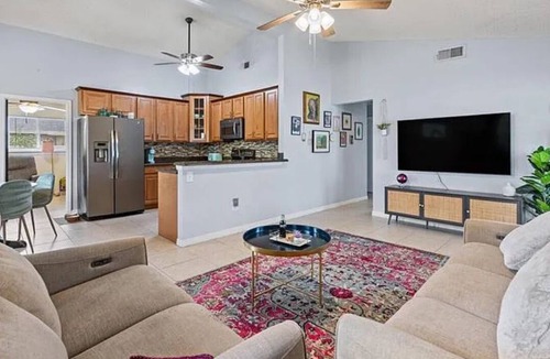 Royal Palm Beach House | Charming 3-bedroom house in Royal Palm Beach with WiFi, AC