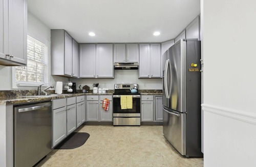 Stone Mountain House | Charming 3-bedroom house with WiFi and AC in Stone Mountain