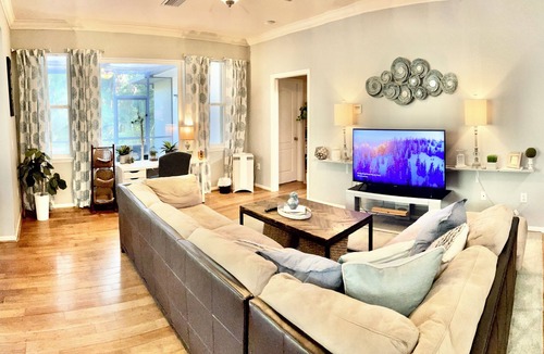 Wimauma Ski Chalet | Charming 3-bedroom chalet with AC and WiFi on an enchanting 3 acres