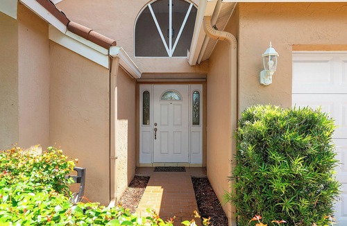 Greenview Shores House | Charming 3-bedroom estate in wonderful Wellington with AC