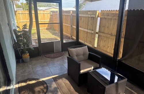 Tropic House | Charming 3-bedroom house in wonderful Melbourne with WiFi, AC