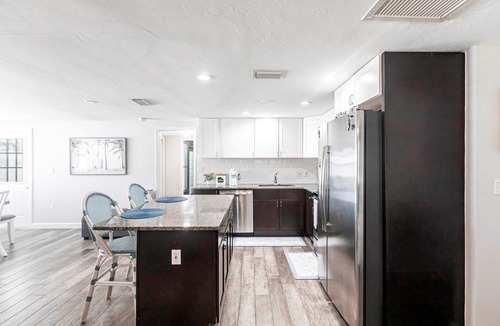 Gulf Gate Estates House | Charming 3 bedroom home with AC and WiFi in amazing Gulf Gate area of Sarasota
