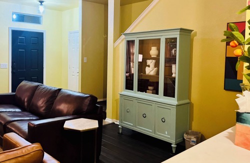 West San Antonio House | Charming 3-bedroom townhome, BMT Lackland, near SeaWorld, & 15mins to Downtown