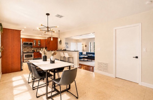 South Lake Villa | ★CHARMING 3BDR VILLA W/PRIVATE POOL & SPACIOUS BACKYARD - 20 min to FIFA!