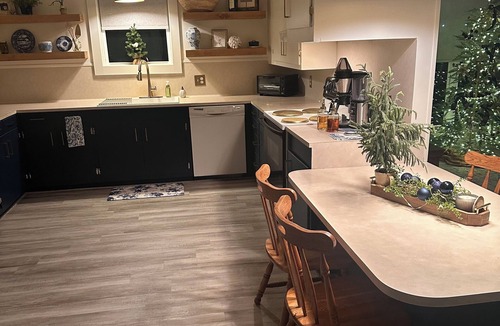 Carmine Bed & Breakfast | Charming 3BR Home-8 Miles to Round Top-Walk to JW's & City Park