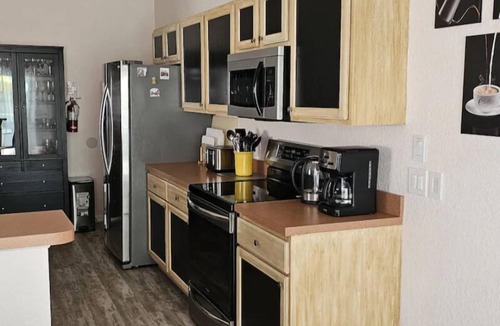 Loughman House | Charming 4-bedroom house with stunning lake view with AC and wifi in Davenport