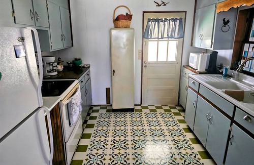 Franklin House | Charming 5-bedroom vintage farmhouse in beautiful Franklin, NC.