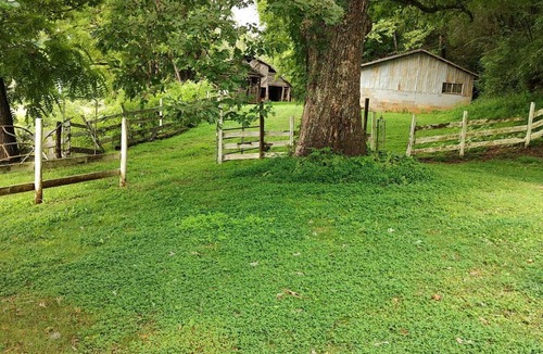 Franklin House | Charming 5-bedroom vintage farmhouse in beautiful Franklin, NC.