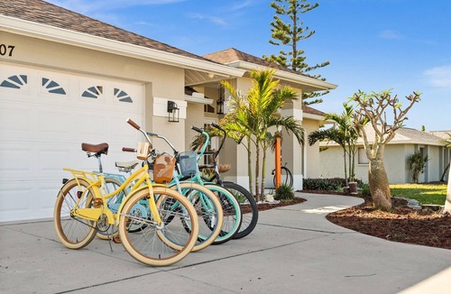 South Venice House | Charming Beach Time Villa-heated pool & spa-4 bikes, game room-near beach