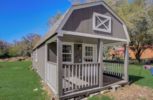 Spring Hill Cabin | Charming cabin in Spring Hill with AC, WiFi, Corgis, Chickens, Star view