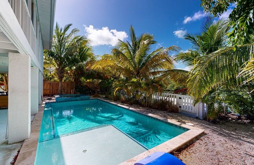 Big Pine Key House | Charming canal-front retreat private Pool, AC, Wi-Fi, washer/dryer