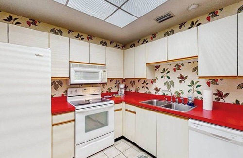 Bradenton Condo | Charming condo waccess to shared pool, riverwalk & close to Island Ferry