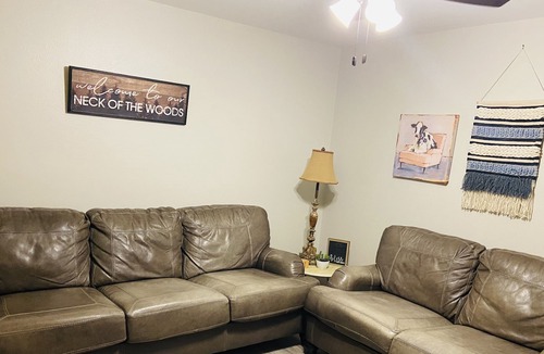 Eastern Division Apartment | 🌟Charming Country Rustic Style 2 Bedroom Apt🌟