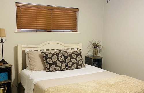 Eastern Division Apartment | 🌟Charming Country Rustic Style 2 Bedroom Apt🌟
