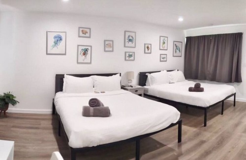Downtown Hollywood Apartment | Charming DBL w/pool& parking 15 min to FLL & Beach