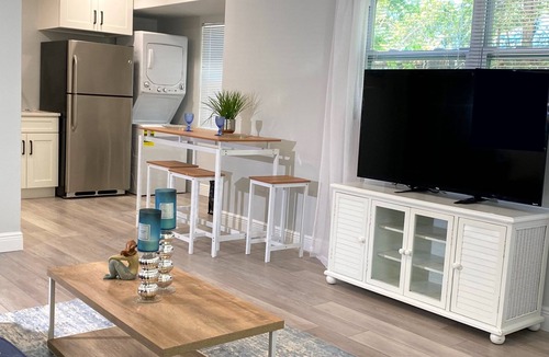 Gillespie Park House | Charming downtown gem