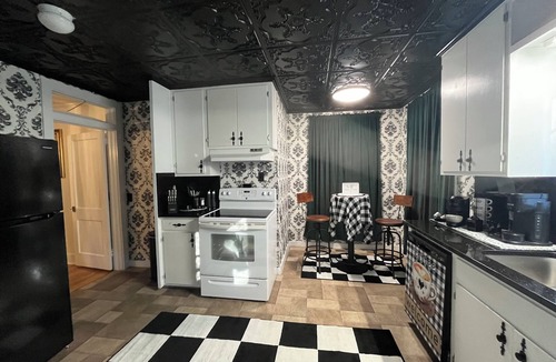 Andalusia House | Charming Escape 4br-2ba – Sleeps 10, King, 2 Queens, 2 Twin Bunks, 2 levels